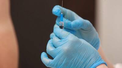 Ученые заявили о связи побочных эффектов от вакцинации с негативными ожиданиями