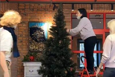 Псковское креативное пространство «Лофт» начали украшать к Новому году