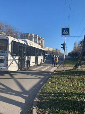 В Ростове автобус сбил девушку, которая переходила дорогу на красный свет