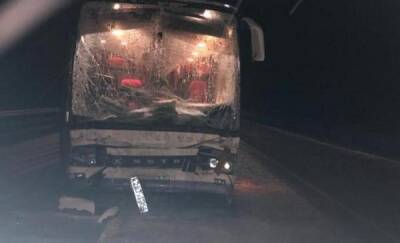 На тюменской трассе пассажирский автобус врезался в большегруз, есть пострадавшие