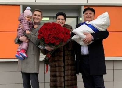 У 53-летней звезды «Битвы экстрасенсов», матери Влада Кадони, родился пятый ребенок