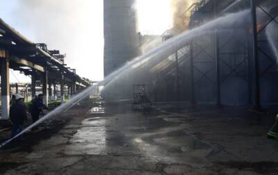 На заводе "Укрнафта" произошла авария: загорелись нефтепродукты