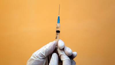 Ученые рассказали о побочных эффектах у боящихся вакцинации людей