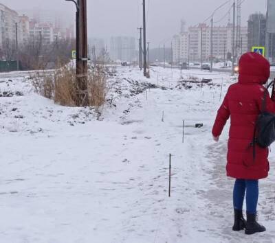 В Новосибирске жители Калининского района запинаются о торчащие острые штыри на тротуарах