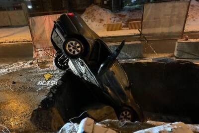Водитель Toyota рухнул в котлован в центре Новосибирска