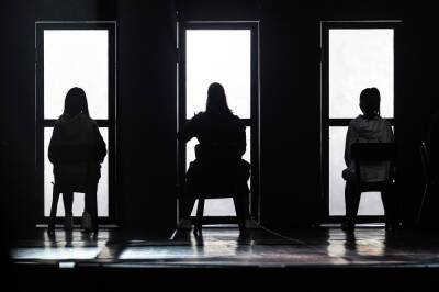 Стендап в кабинете психотерапевта — в Чехов-центре прошла премьера #Люблюнемогу