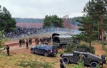 Белорусские военные, переодетые в «гражданку», бросают палки и камни в польских пограничников
