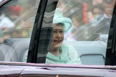 Королева Елизавета впервые появится на публике после госпитализации и мира