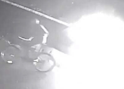 Таинственный велосипедист на Урале ночью поджег иномарку многодетной матери