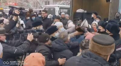 Потасовка с полицией произошла в ходе митинга из-за сквера на МЖК в Новосибирске