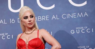 Леди Гага пришла на премьеру "Дома Gucci" в Милане в откровенном платье Atelier Versace