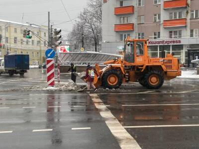 Почти 400 единиц техники убирало снег с дорог Нижнего Новгорода 12 ноября