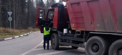 Двух водителей грузовиков в Петрозаводске оштрафовали на 500 рублей за нарушения
