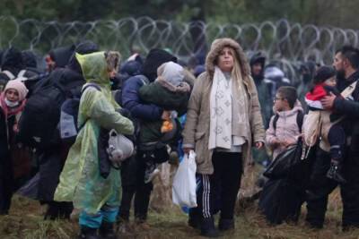 Около 50 мигрантов штурмом прорвались в Польшу из Белоруссии