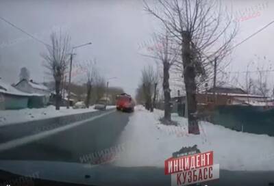 Момент столкновения грузовика с легковушкой в Кемерове попал на видео