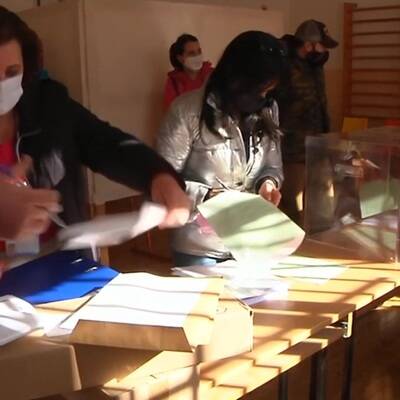 Избирательные участки открылись в Болгарии, где одновременно проходят президентские и парламентские выборы