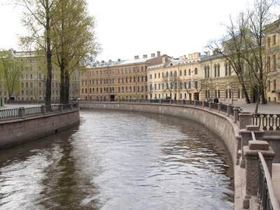 В Санкт-Петербурге девушка нырнула за упавшим iPhone в канал Грибоедова