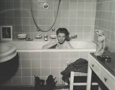 «В ванне Гитлера»: кто устроил обнажённую фотосессию в квартире фюрера в день его смерти - Русская семерка