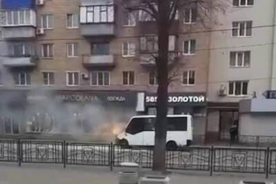 На остановке в центре Курска загорелся пассажирский микроавтобус
