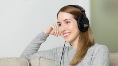 Регулярные громкие звуки могут спровоцировать накопление жидкости в ухе и потерю слуха