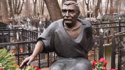 Памятник Армену Джигарханяну установили на Ваганьковском кладбище