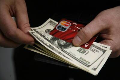Эксперты рассказали, как мошенники списывают деньги с карт россиян