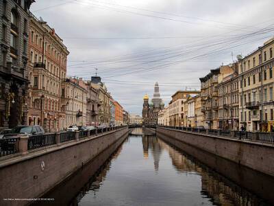 Петербуржцы спасли девушку, которая спрыгнула в канал Грибоедова за утонувшим телефоном