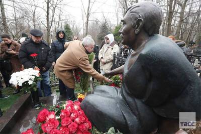 У річницю смерті Армена Джигарханяна на його могилі відкрили незвичайний пам'ятник: як він виглядає