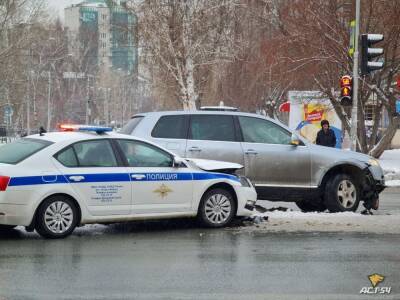 Полицейская Skoda Octavia и Volkswagen Touareg столкнулись в центре Новосибирска