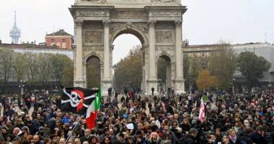 В Италии тысячи людей протестовали против COVID-ограничений (ВИДЕО)