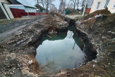 Жители Богородицка пожаловались на разрытую яму с водой