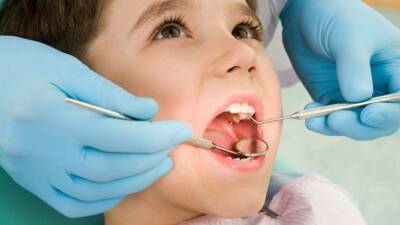 Терпеть за родителей: Почему в удалении зубов мудрости у детей виноваты их матери
