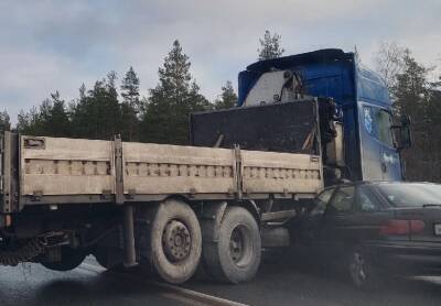 Под фуру на трассе в Приозерском районе влетела легковушка с беременной девушкой