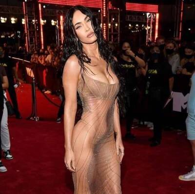 Меган Фокс поразила «голым» платьем на церемонии MTV VMA