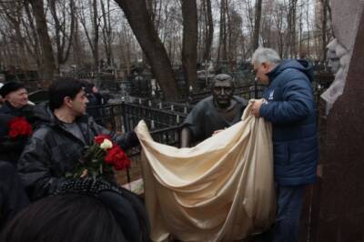 На Ваганьковском кладбище открыли памятник Армену Джигарханяну