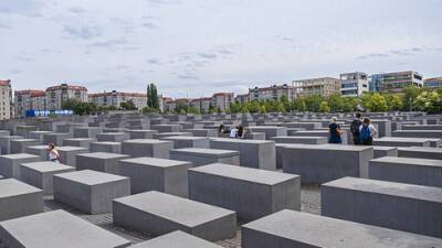 Турист прыгнул с памятника жертвам Холокоста - и получил тяжелую травму головы