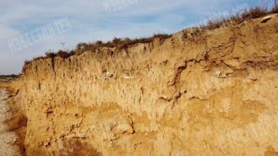 Свисающие с обрыва человеческие останки нашли у побережья в Крыму — видео