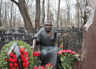 Памятник Джигарханяну открыли на Ваганьковском кладбище