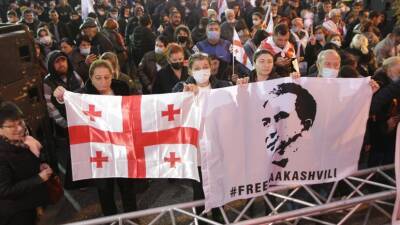 В Тбилиси у здания парламента проходит митинг в поддержку Саакашвили