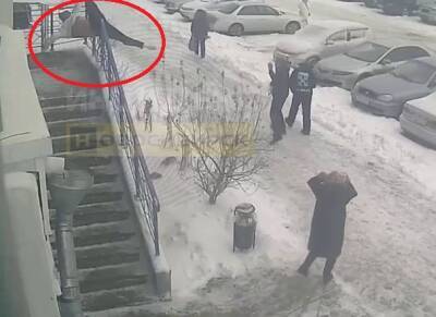 В Новосибирске мужчина упал с высоты 14-го этажа и повис на перилах