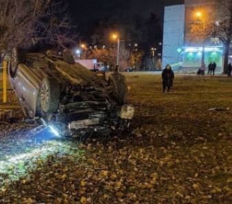 В Харькове пьяный водитель спровоцировал ДТП: одно авто перевернулось. ФОТО
