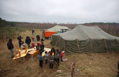 Пища, дрова и даже электрогенераторы... Чем еще Беларусь помогает беженцам на границе?