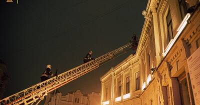 В Киеве на Андреевском спуске спасатели тушили пожар в баре (фото)
