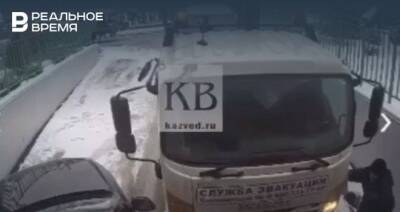 В Казани эвакуатор въехал в легковой автомобиль