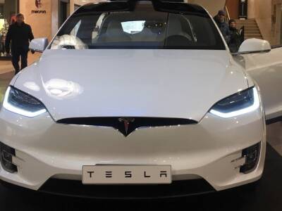 Tesla начала поставлять электромобили без портов USB