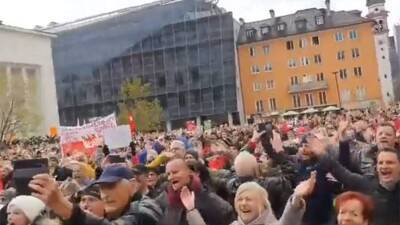 Протесты против локдауна для непривитых прошли в австрийском Инсбруке