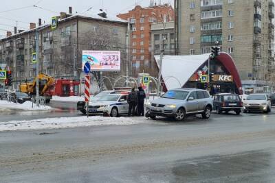 Полицейская Skoda столкнулась с Volkswagen в центре Новосибирска