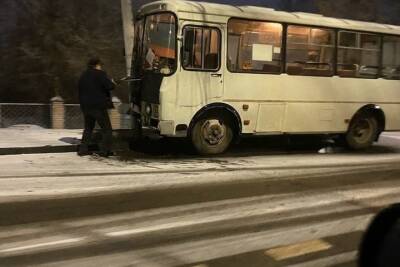 В Оренбурге маршрутный автобус врезался в столб