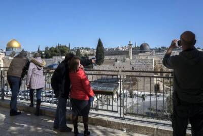Израиль открывает границы для привитых «Спутником V» туристов