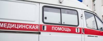 В Омске автомобиль на скорости врезался в опору ЛЭП, один человек погиб